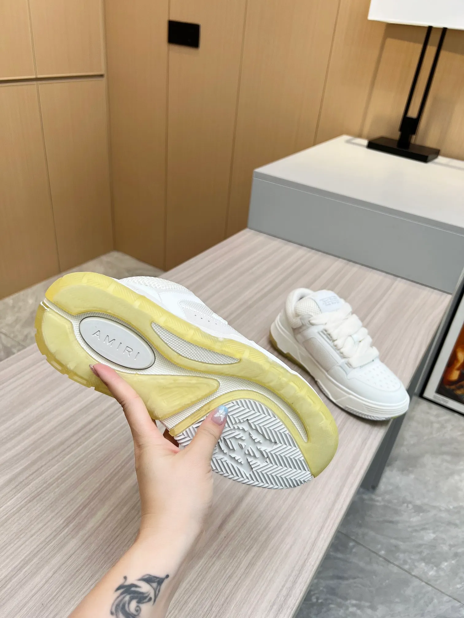 p620💰Men's shoes Amiri Emile's 2023 spring and summer new MA-1 bread shoes, couple models, casual sports shoes, sneakers Amiri gave up the rock punk style in the new season and used a large number of unsaturated colors, Morandi tones, whether you see or wear them, it will make people very happy. The large tongue of the bread shoes continues, shortens the length of the shoe body, thickens the midsole, and the toe part is more rounded. Amiri's brand letters and MA logo appear on the side of the shoe. Fabric: Original customized imported first-layer cowhide + mesh. Lining: Original customized breathable towel lining. Outsole. Foam combination material. Bottom thickness: 4CM. Size: Men's 39-45